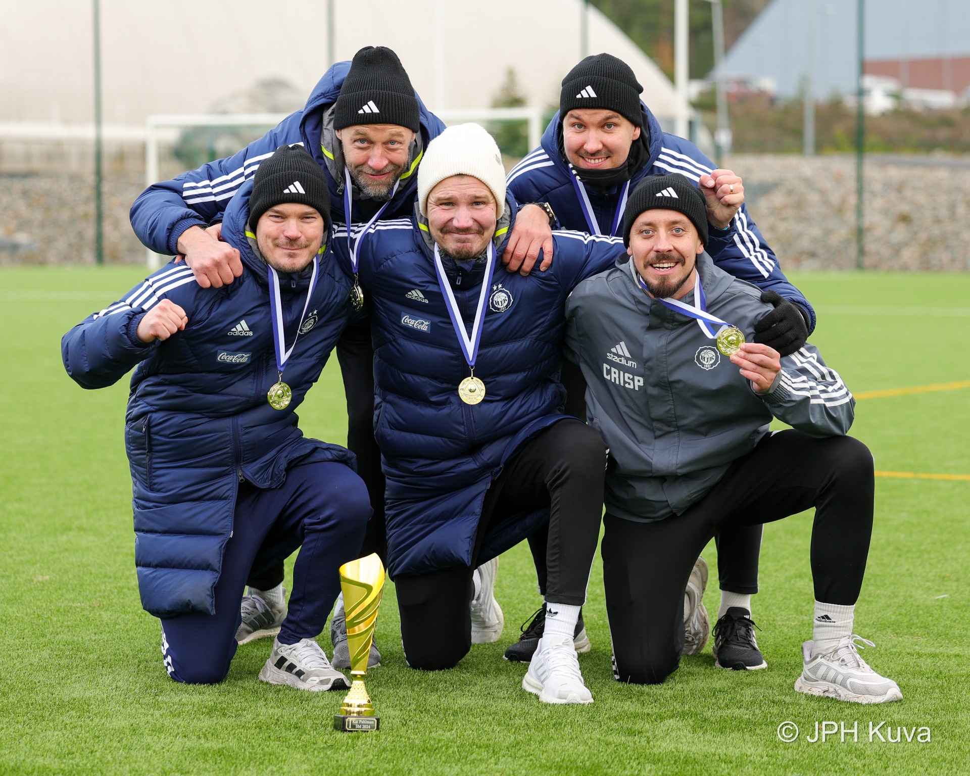 Kai Pahlman turnauksen voittava joukkuestaffi
